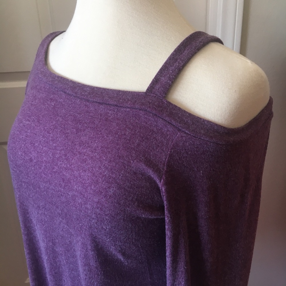 Cold Shoulder 💜 top - Picture 3 of 5
